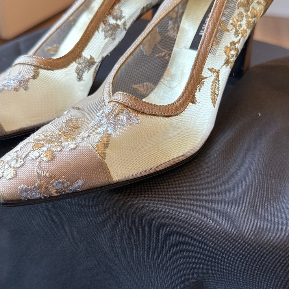 Stuart Weitzman Ivory Floral Lace Pointed-Toe Pumps - Picture 6 of 9